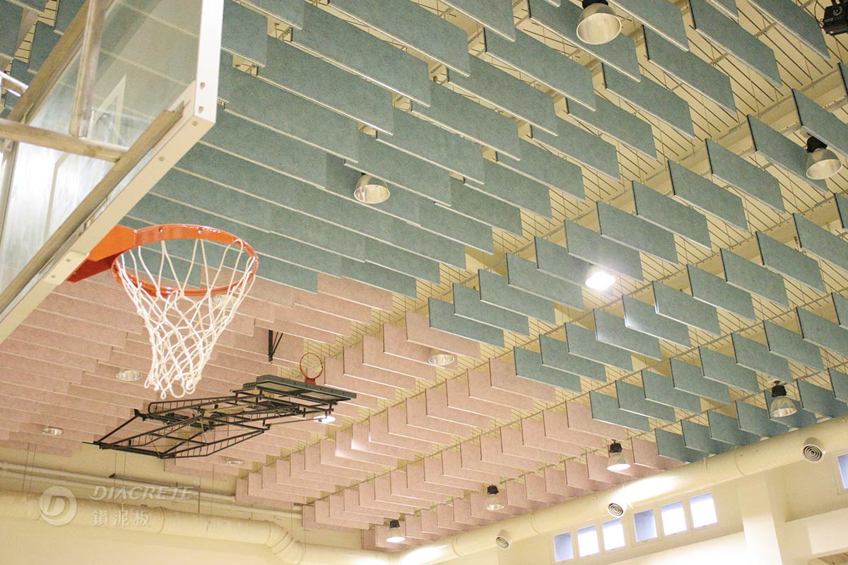 鑽泥板可透過表面噴塗水性漆後，讓障板天花板呈現多彩視覺。圖為台北市萬興國小運動中心案例。