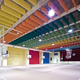 台北光仁小學體育館，由大元建築師事務所設計，使用障板天花板幫助減少體育館回音，鮮豔多彩的視覺也讓空間氛圍變得活潑。